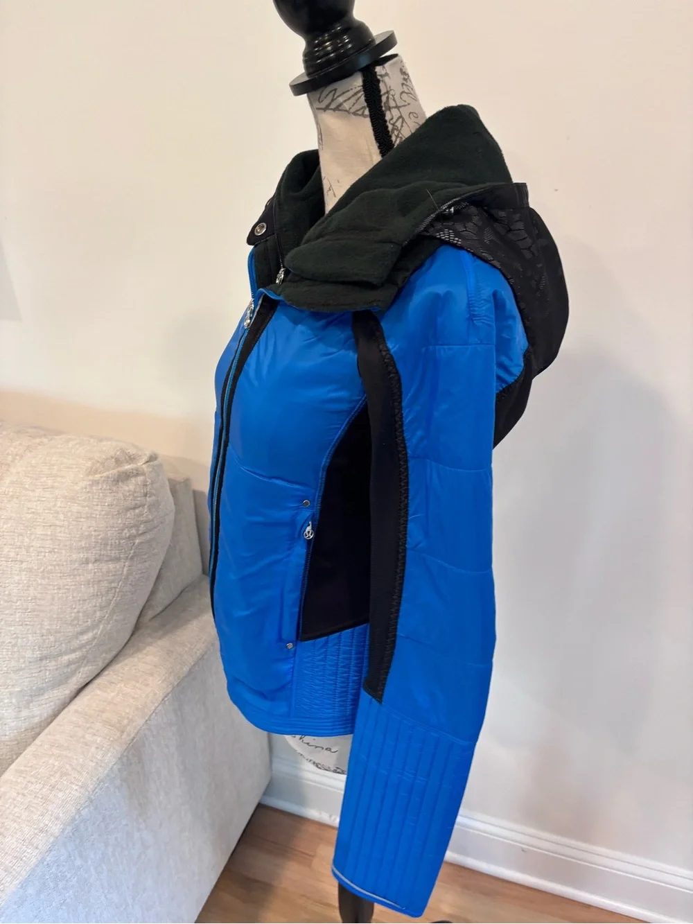 Lululemon Run: Bundle Up Jacket in the Black / Beaming Blue colorway size 6